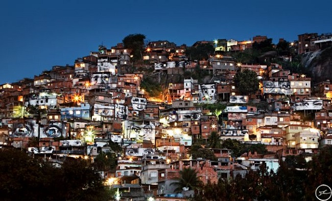 28_millimetres_-_women_are_heroes_action_dans_la_favela_morro_da_providencia_favela_de_nuit_rio_de_janeiro_bresil_2008